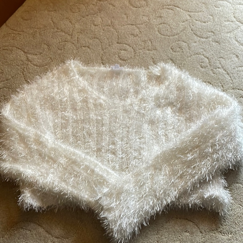 Le Lis Cropped Sweater